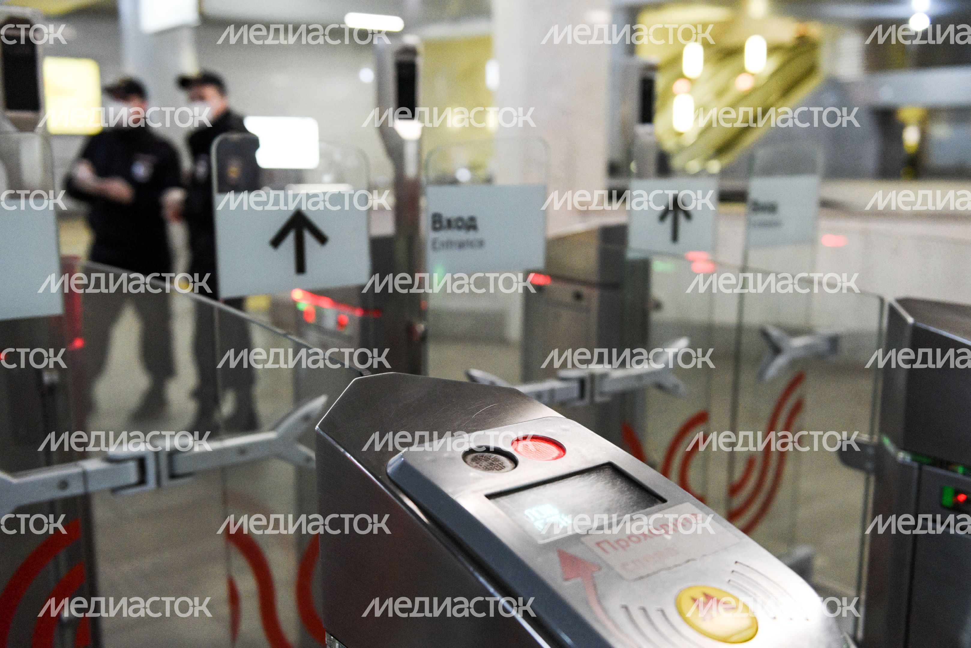 Проверка электронных пропусков в московском метро Проверка электронных пропусков в московском метро