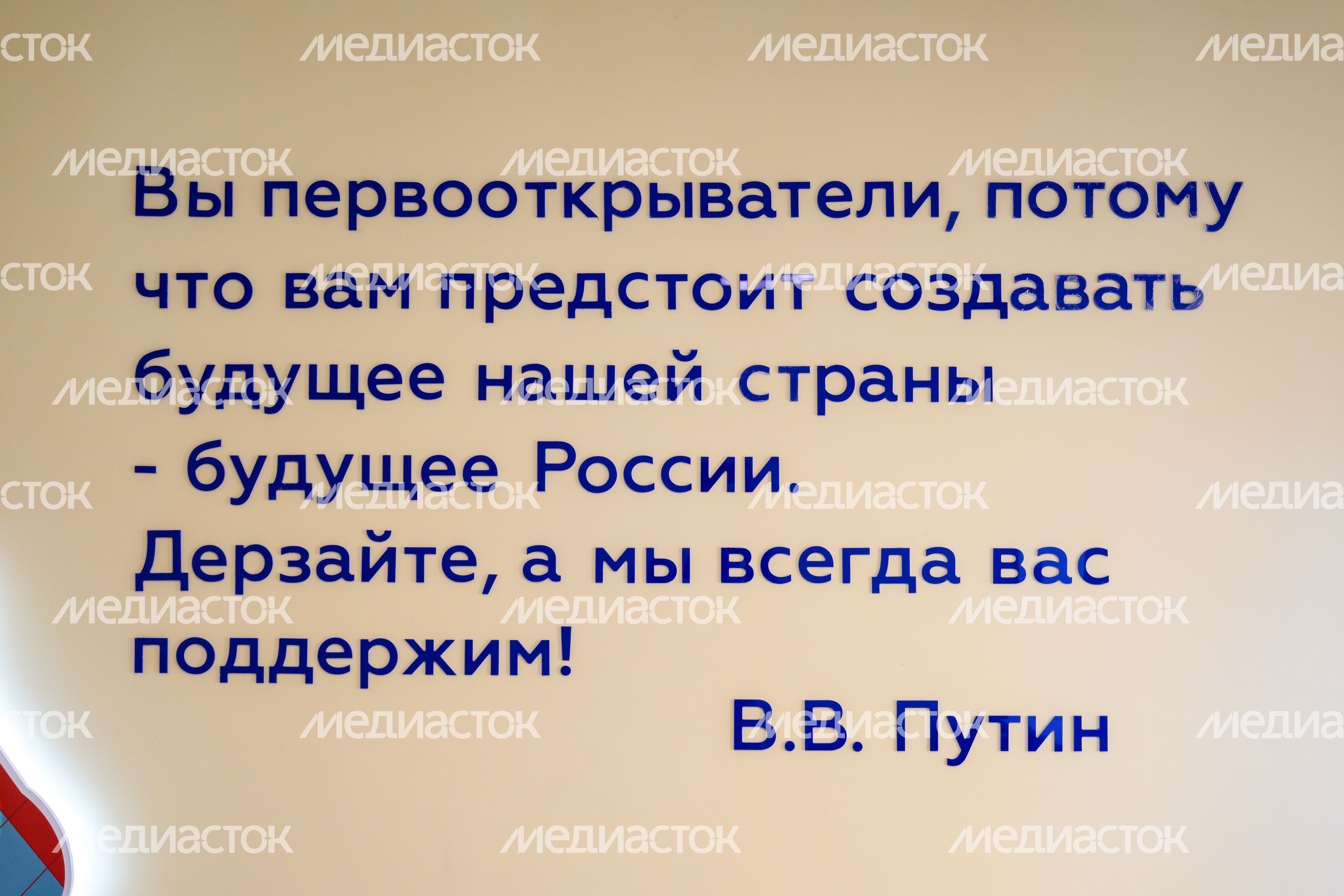 Коридор нового корпуса начальной школы образовательного комплекса №19 в Мытищах Коридор нового корпуса начальной школы образовательного комплекса №19 в Мытищах