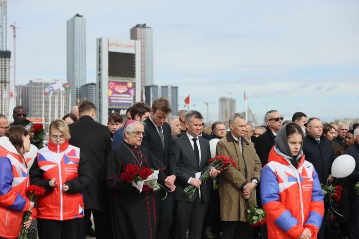 Главы и сотрудники дипмиссий возложили цветы к мемориалу у «Крокус Сити Холла»