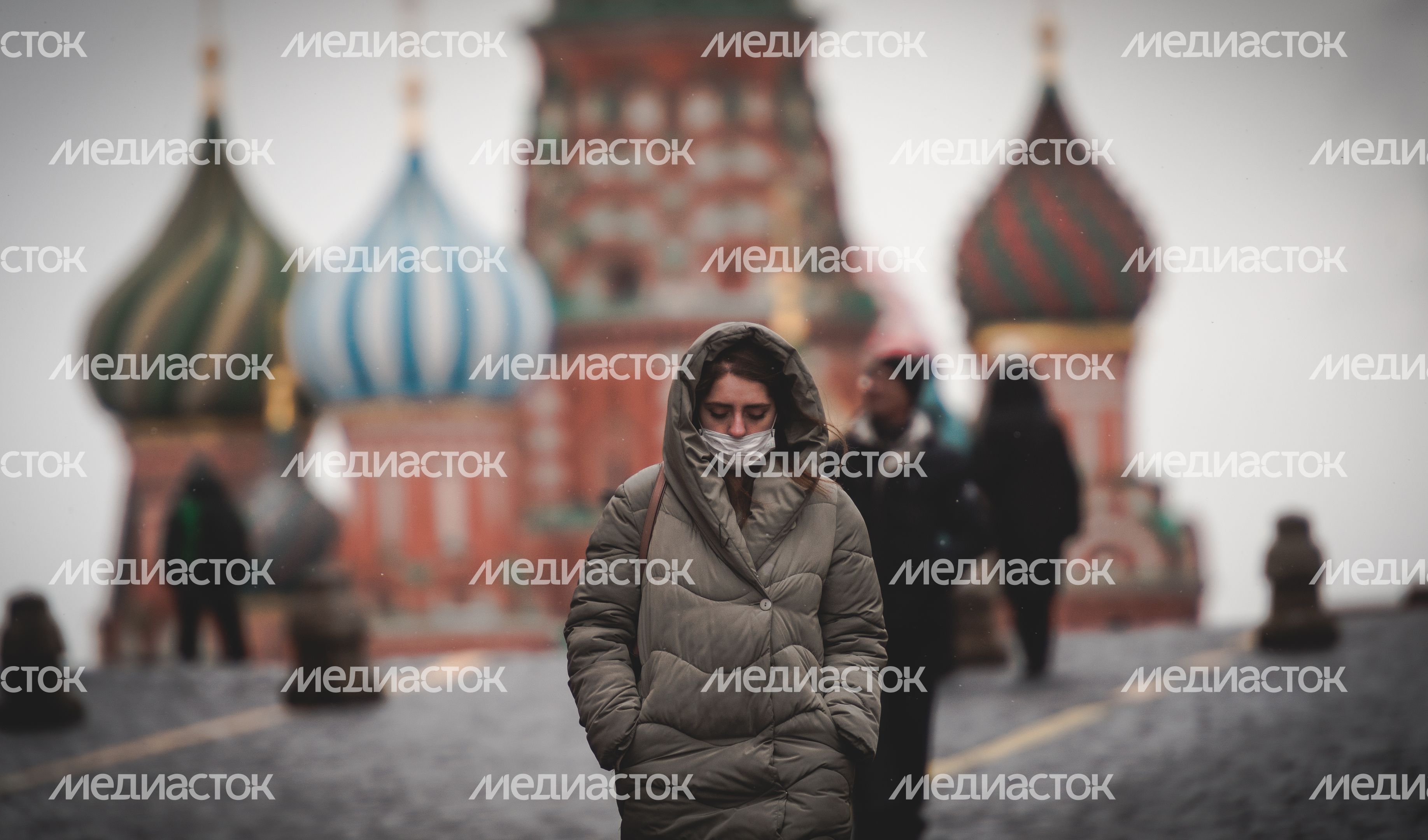 Люди в масках в период эпидемии коронавируса