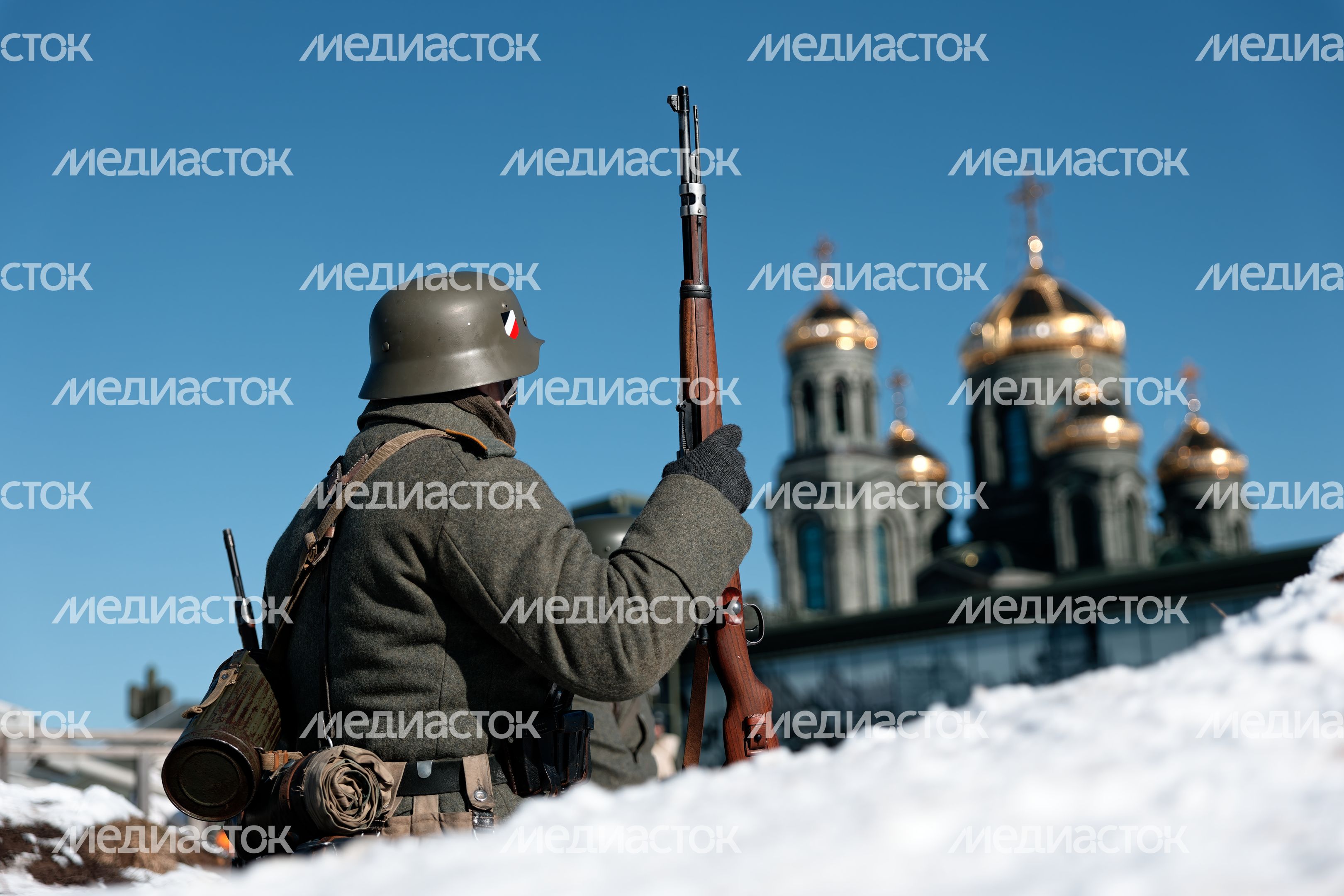 Военно-историческая реконструкция битвы за Сталинград у храма ВС РФ в Кубинке Военно-историческая реконструкция битвы за Сталинград у храма ВС РФ в Кубинке