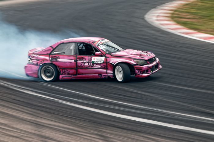 Гонка автомобилей на дрифт-фестивале скорости и драйва Drift Expo Track Mode 2025