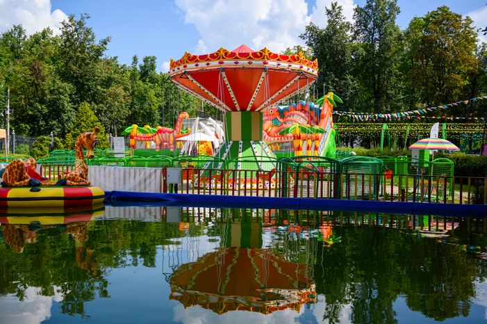 Аттракцион «Бассейн с бамперными лодками» в городском парке культуры и отдыха «Пегас» в Егорьевске