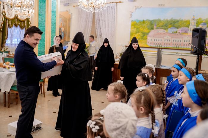 Андрей Воробьев поздравил с Новым годом воспитанниц детского приюта при Покровском монастыре
