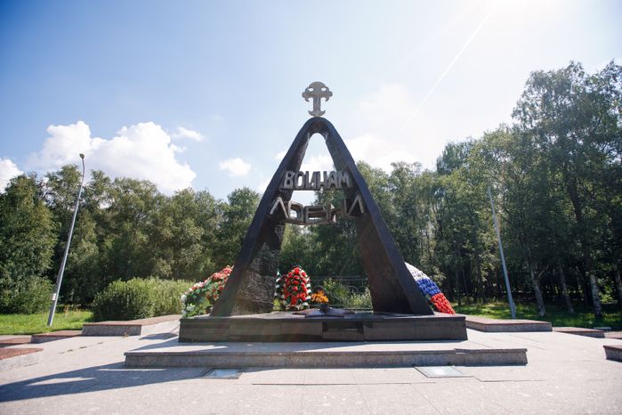 Лобня. Братская могила «Звонница»