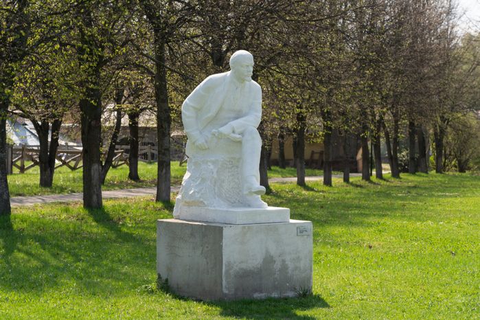 Бюсты Ленина и других коммунистов 