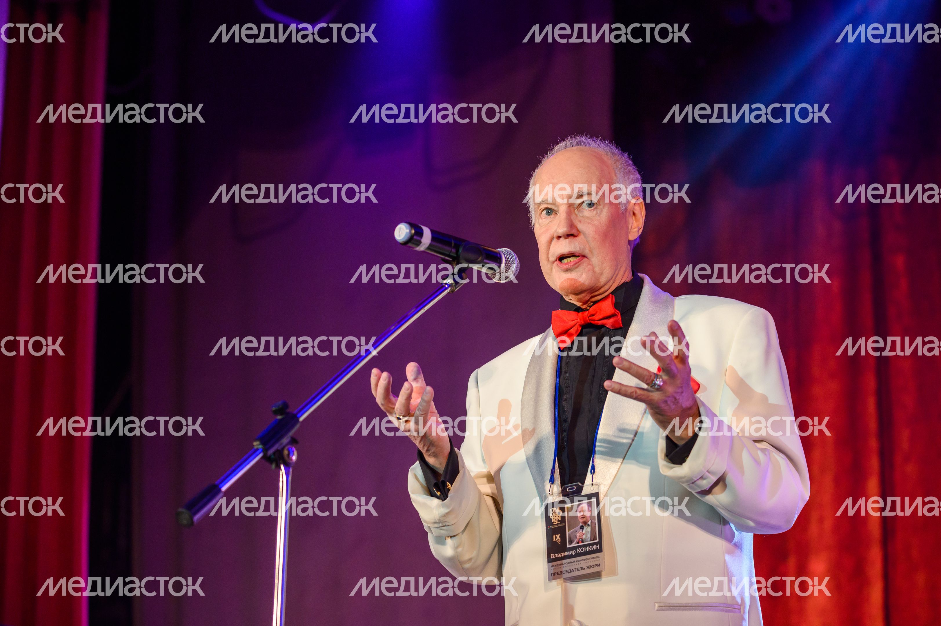 Церемония закрытия кинофестиваля "17 мгновений" в Павловском Посаде Церемония закрытия кинофестиваля "17 мгновений" в Павловском Посаде