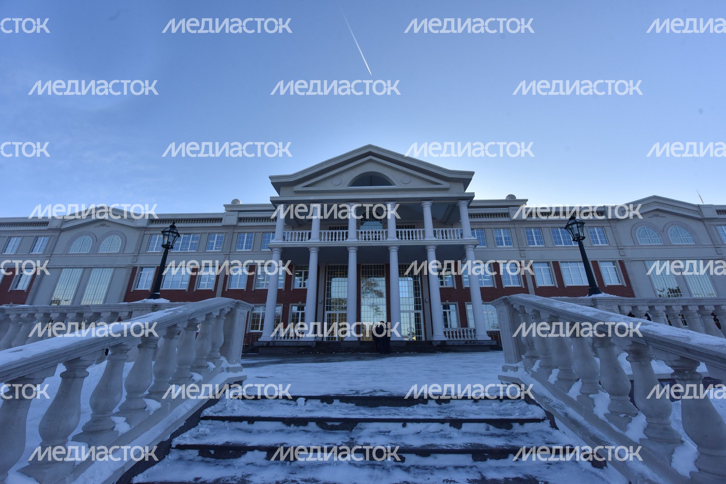 Губернатор вручил ордена за большой вклад в реконструкцию школы в Одинцовском районе