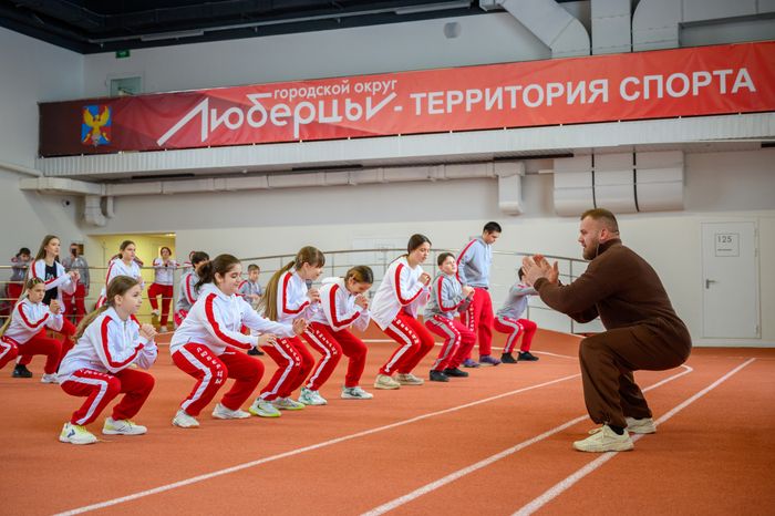 Актер и фитнес-стренер Андрей Сухин провел открытую тренировку для молодых спортсменов в Люберцах