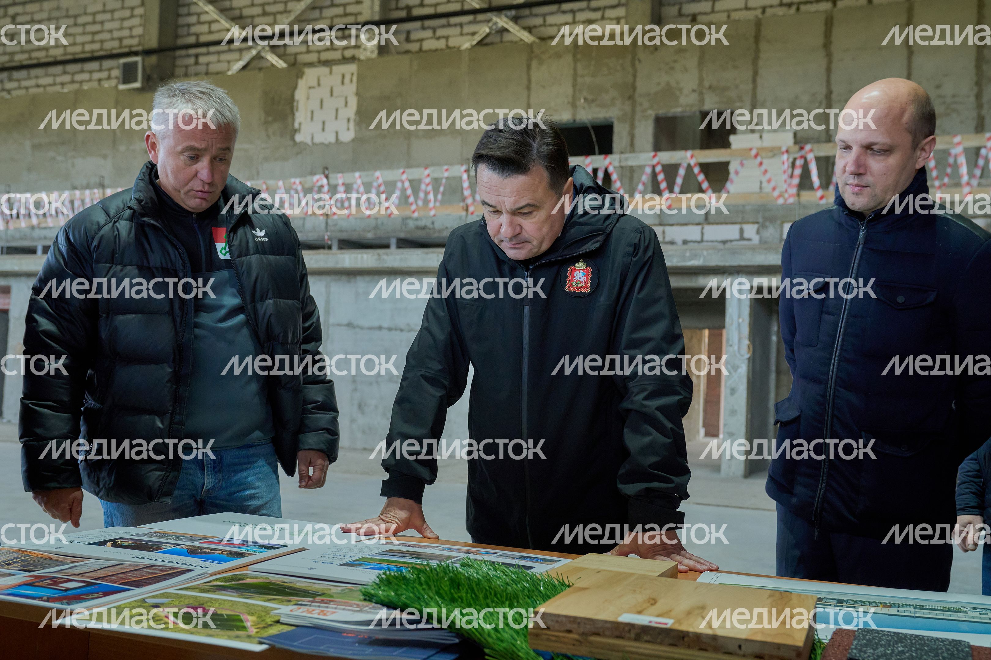 Проверка хода строительства ФОКа с крытым катком в Волоколамске Губернатором Подмосковья