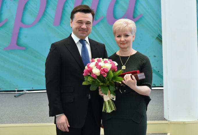 Вручение наград женщинам на торжестве в честь 8 Марта