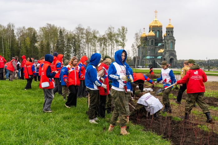 Торжественная высадка масштабного геоглифа к 80-летию Победы