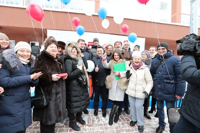 Губернатор вручил ключи от квартир дольщикам ЖК Квартал Лукино в Балашихе