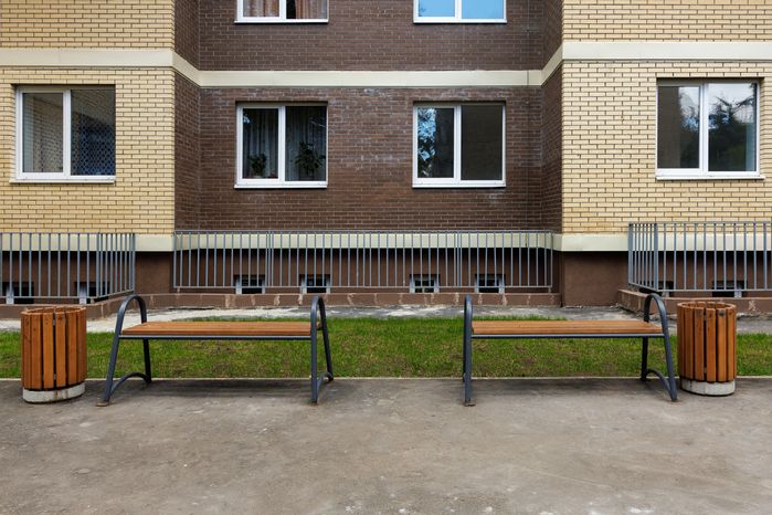 Лавочка у дома для переселенцев в ЖК «Высокий берег» Лыткарино