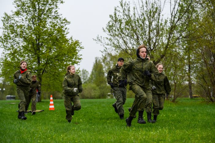 Военно-патриотическая игра «Юнармия, вперед!», посвященная Дню Победы, в Горках Ленинских