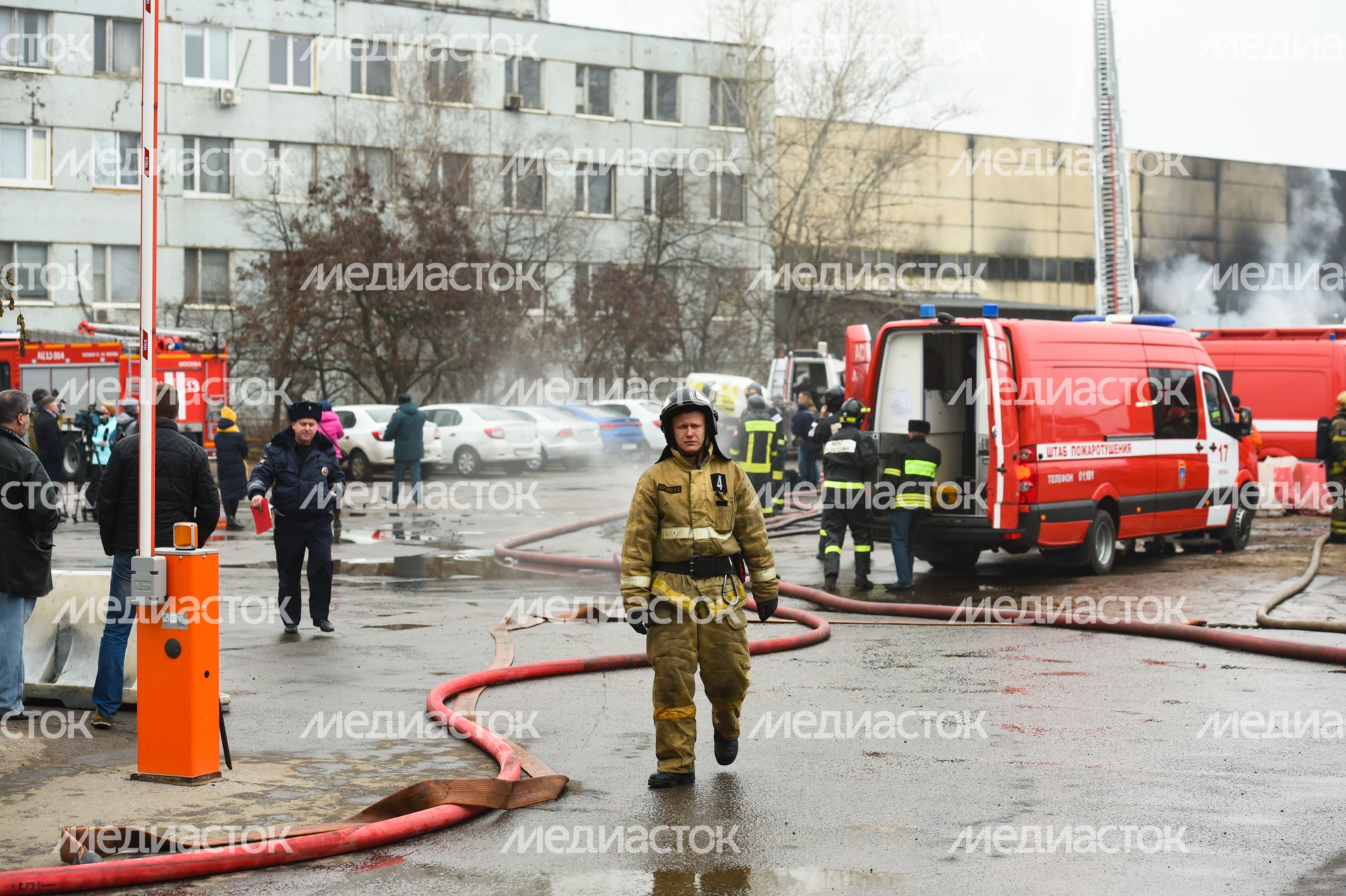 Пожар в складском помещении на улице Маршала Прошлякова в Москве