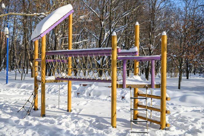 Детская площадка в Наташинском парке зимой в Люберцах