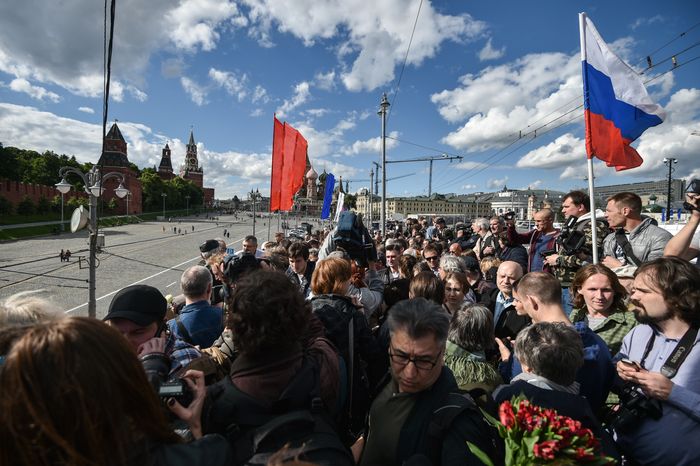Возложение цветов к месту убийства Бориса Немцова в Москве