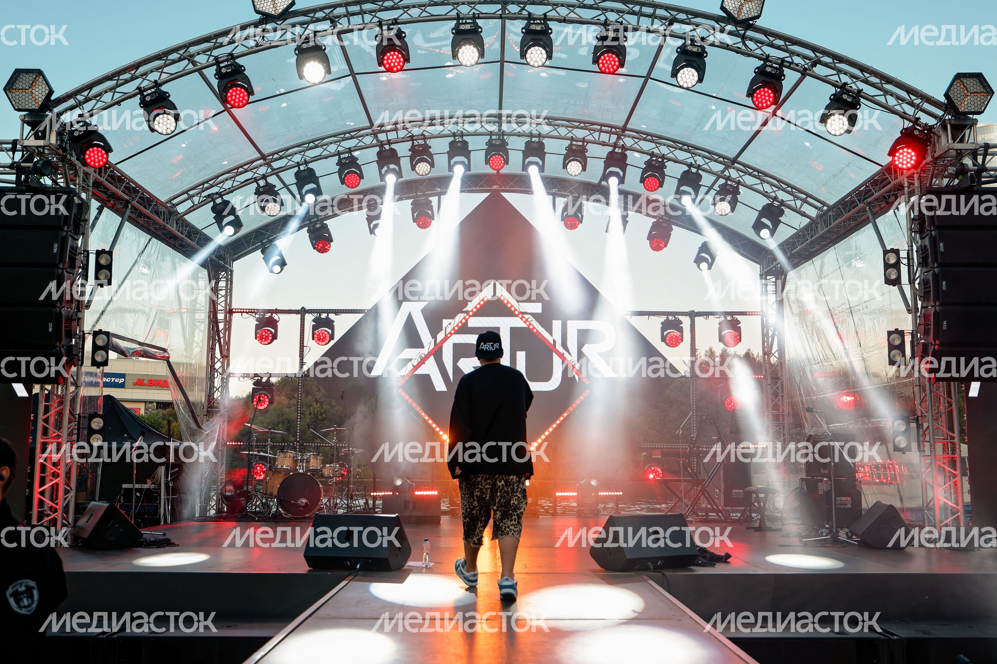 Певец Artur на конкурсе современной этнической музыки на фестивале «RUS_СВЕТ 2025» в Красногорске Певец Artur на конкурсе современной этнической музыки на фестивале «RUS_СВЕТ 2025» в Красногорске