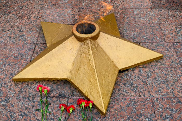 Вечный огонь у мемориала Победы на площади Победы в Ногинске Богородского округа