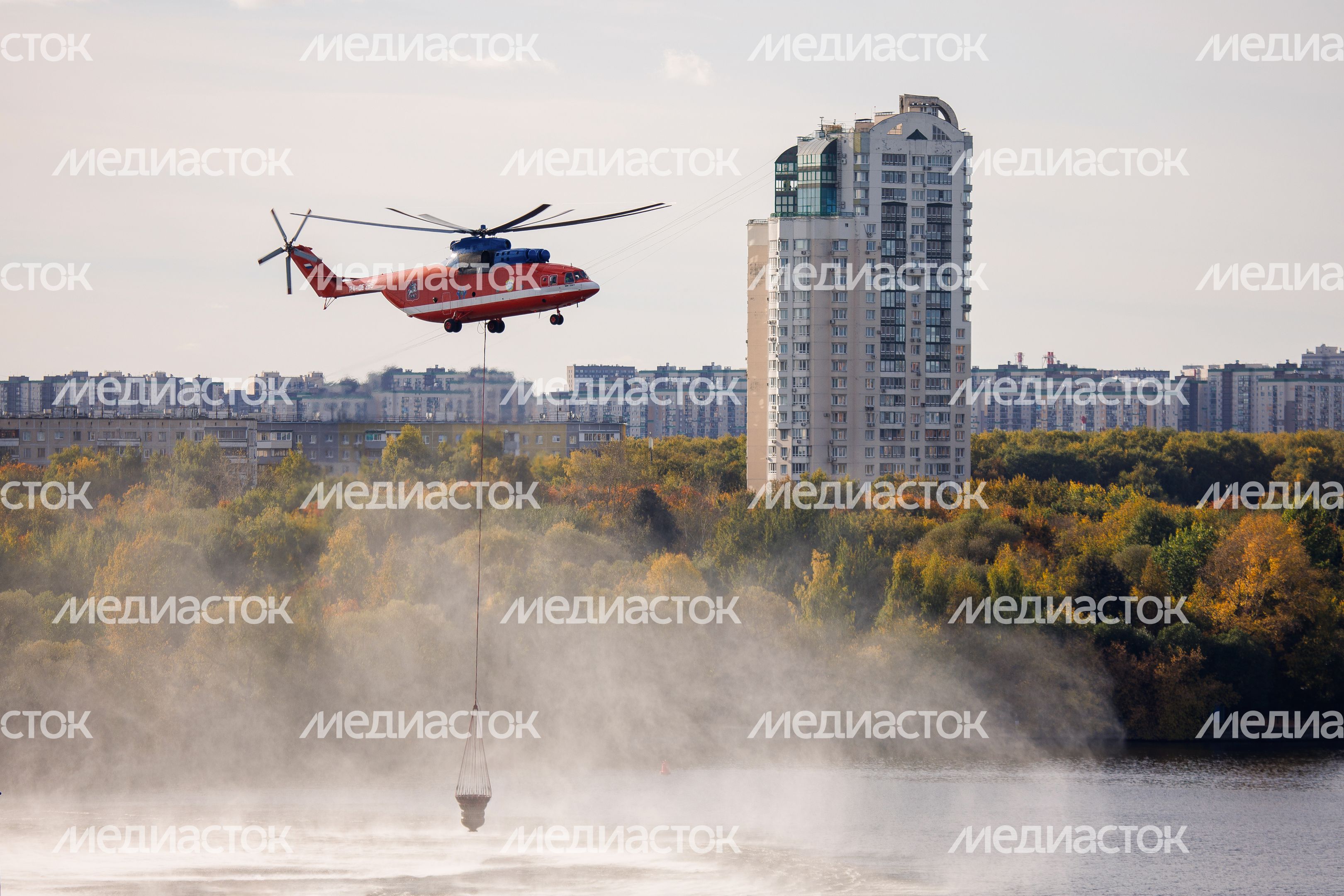 Пожарный вертолет набирает воду в Москве-реке для тушения возгорания Пожарный вертолет набирает воду в Москве-реке для тушения возгорания