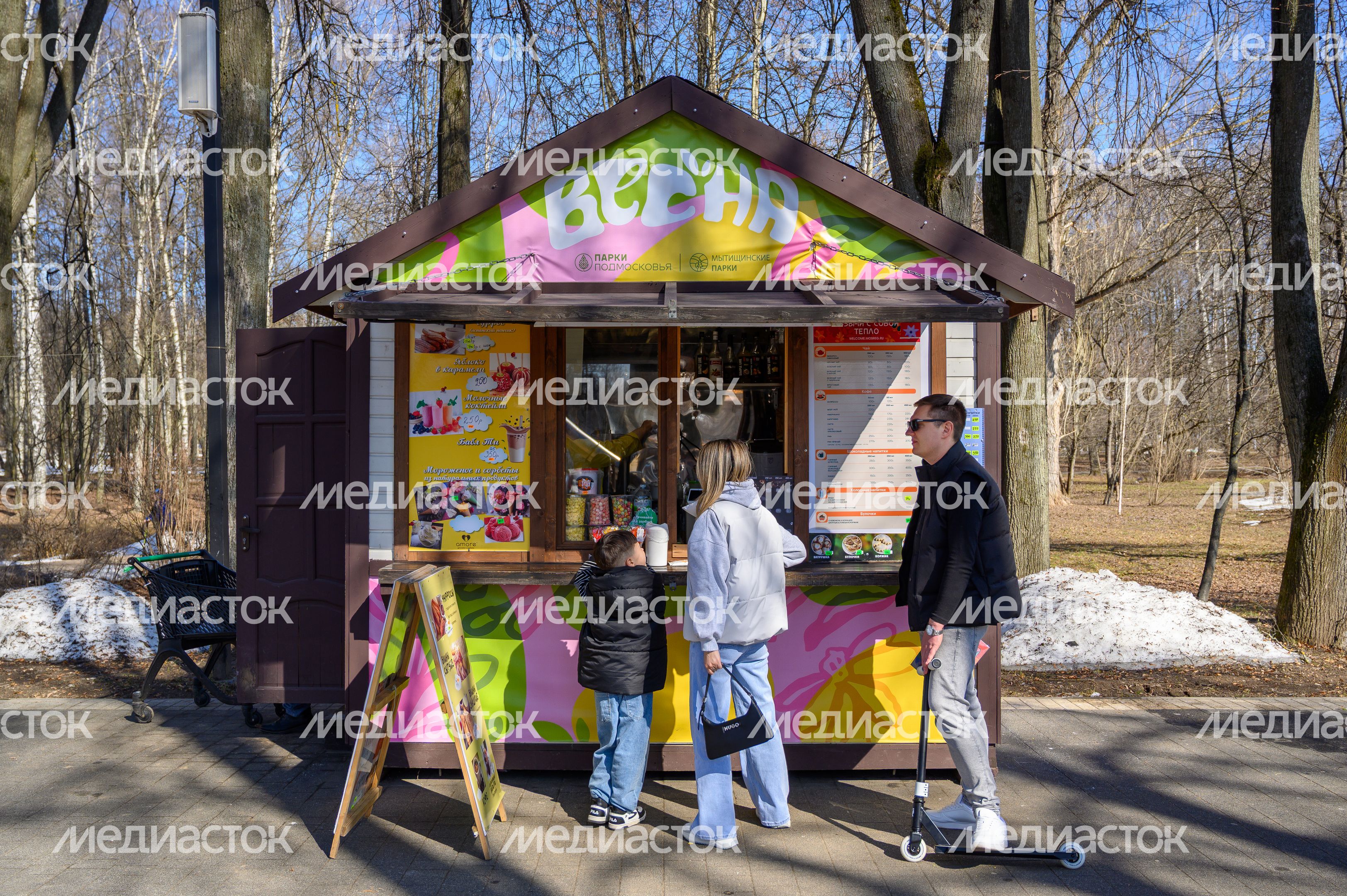 Торговля в парке Мира города Мытищи Торговля в парке Мира города Мытищи