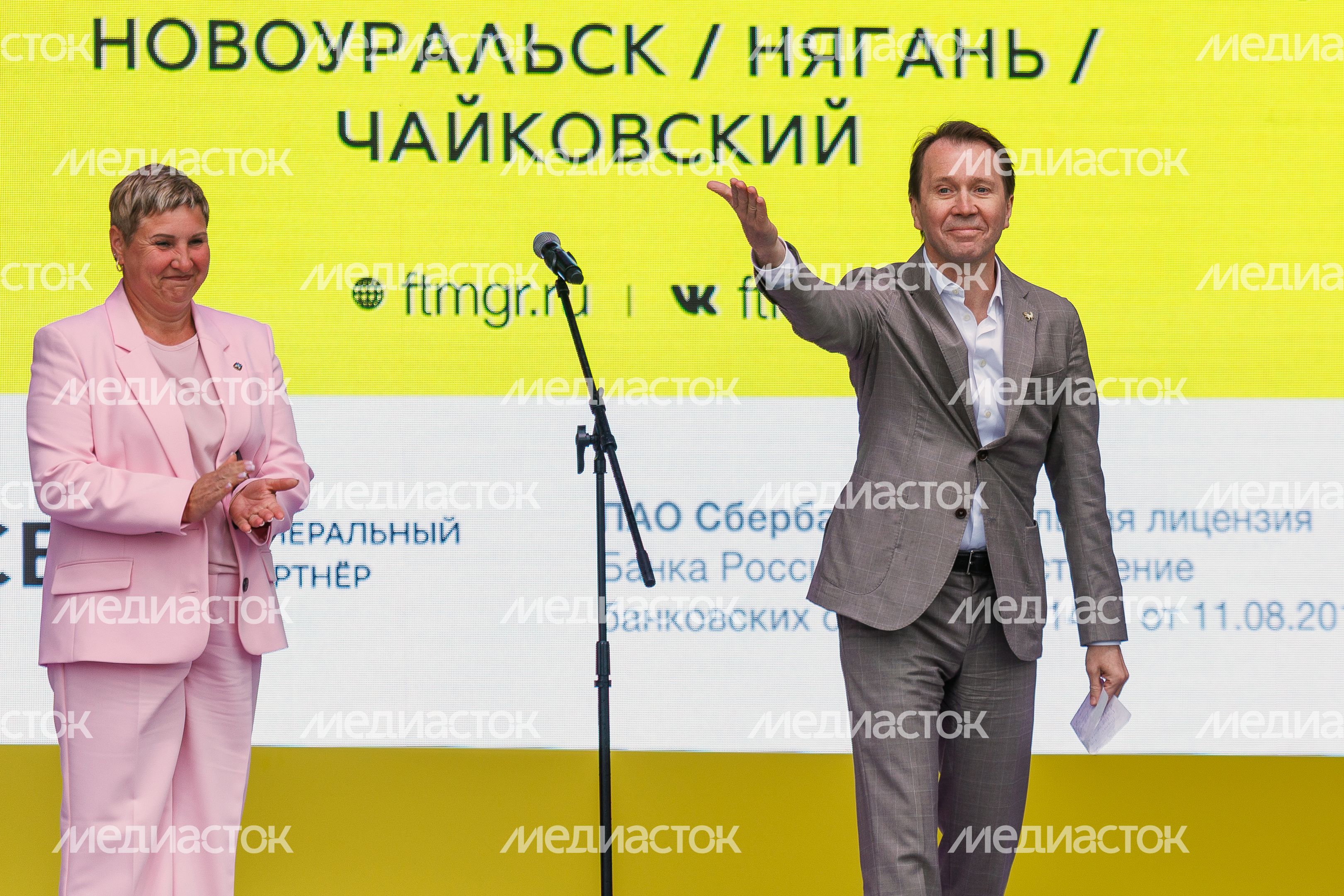 Глава Сергиево-Посадского округа Оксана Ероханова и актер Евгений Миронов на открытии Фестиваля театров малых городов Глава Сергиево-Посадского округа Оксана Ероханова и актер Евгений Миронов на открытии Фестиваля театров малых городов