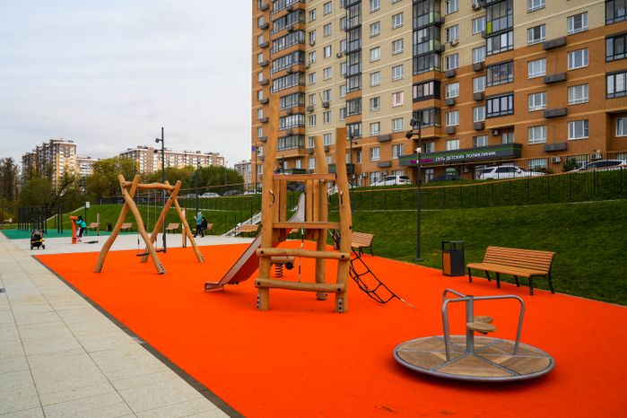 В Люберцах благоустроили парк "Дружба" с пешеходным мостом через озеро Черное
