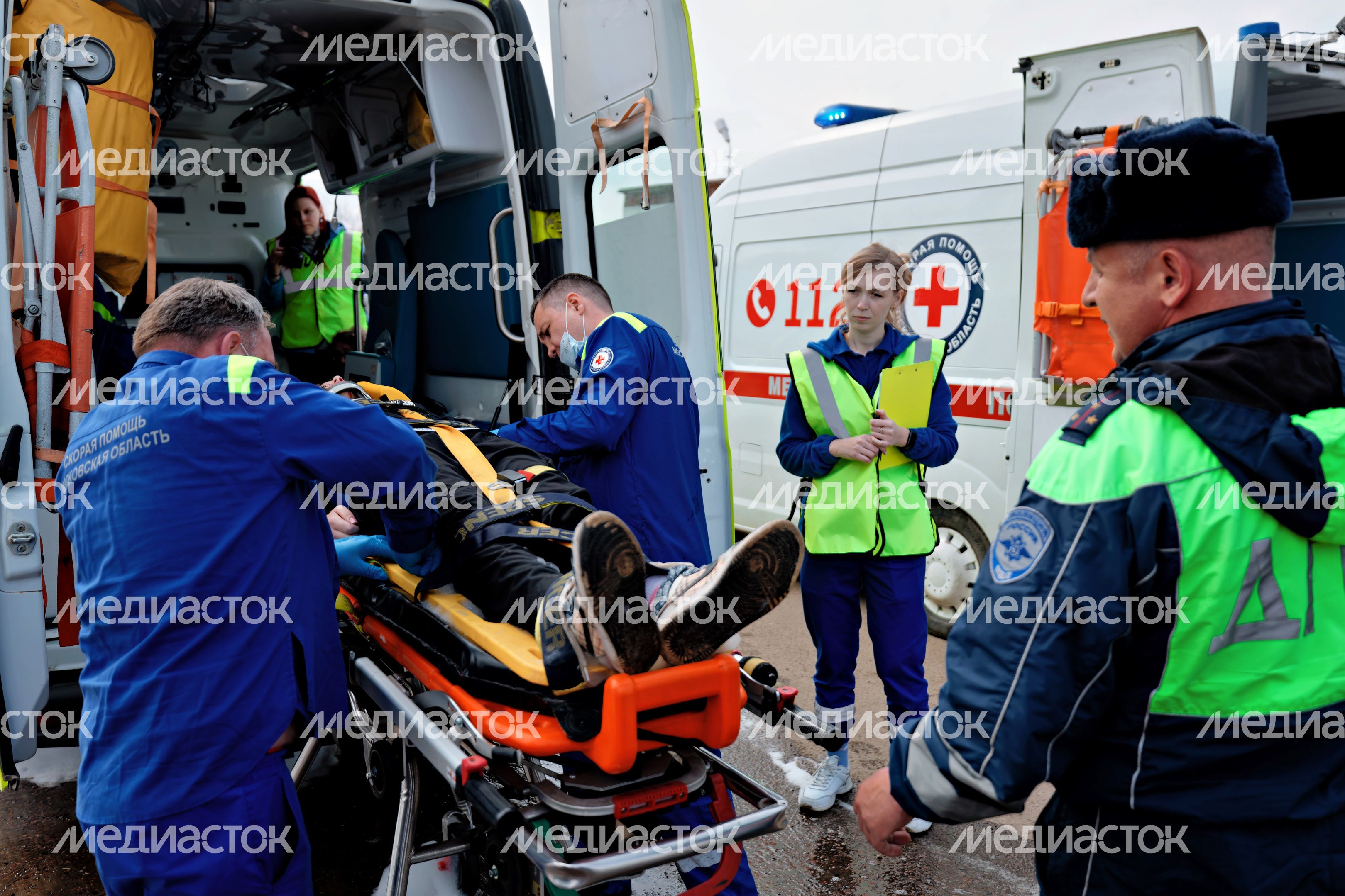 Эвакуация пострадавшего на скорой помощи с места ДТП на учениях Мособлпожспаса совместно с медициной катастроф в Чехове Эвакуация пострадавшего на скорой помощи с места ДТП на учениях Мособлпожспаса совместно с медициной катастроф в Чехове