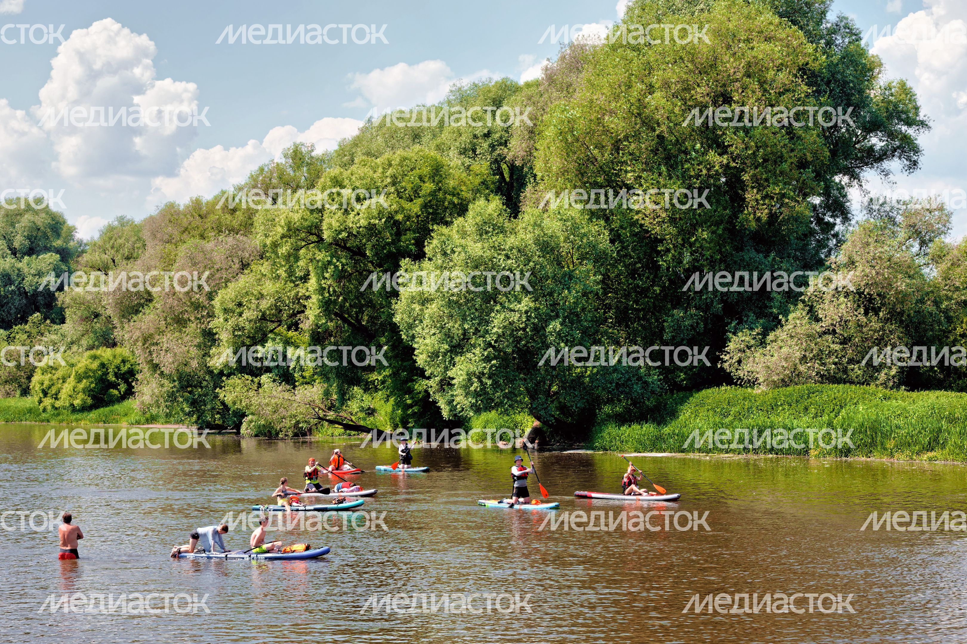 Массовый заплыв на 6 км по Москве-реке на сапах, каяках и байдарках в День России в Звенигороде Одинцовского округа Массовый заплыв на 6 км по Москве-реке на сапах, каяках и байдарках в День России в Звенигороде Одинцовского округа