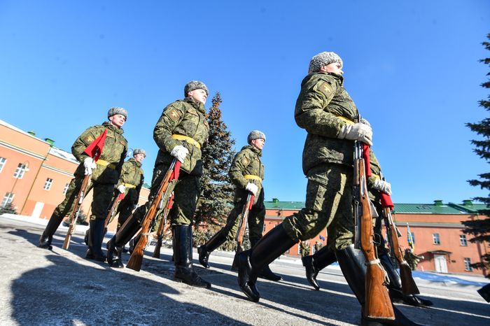Подготовка военнослужащих отдельного комендантского Преображенского полка к военному параду на Красной площади