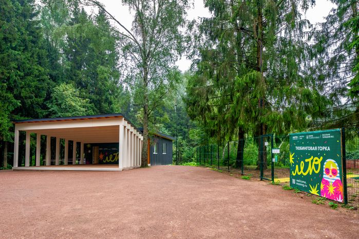Сцена для мероприятий в лесопарке «Талицкий лес» летом в Клину
