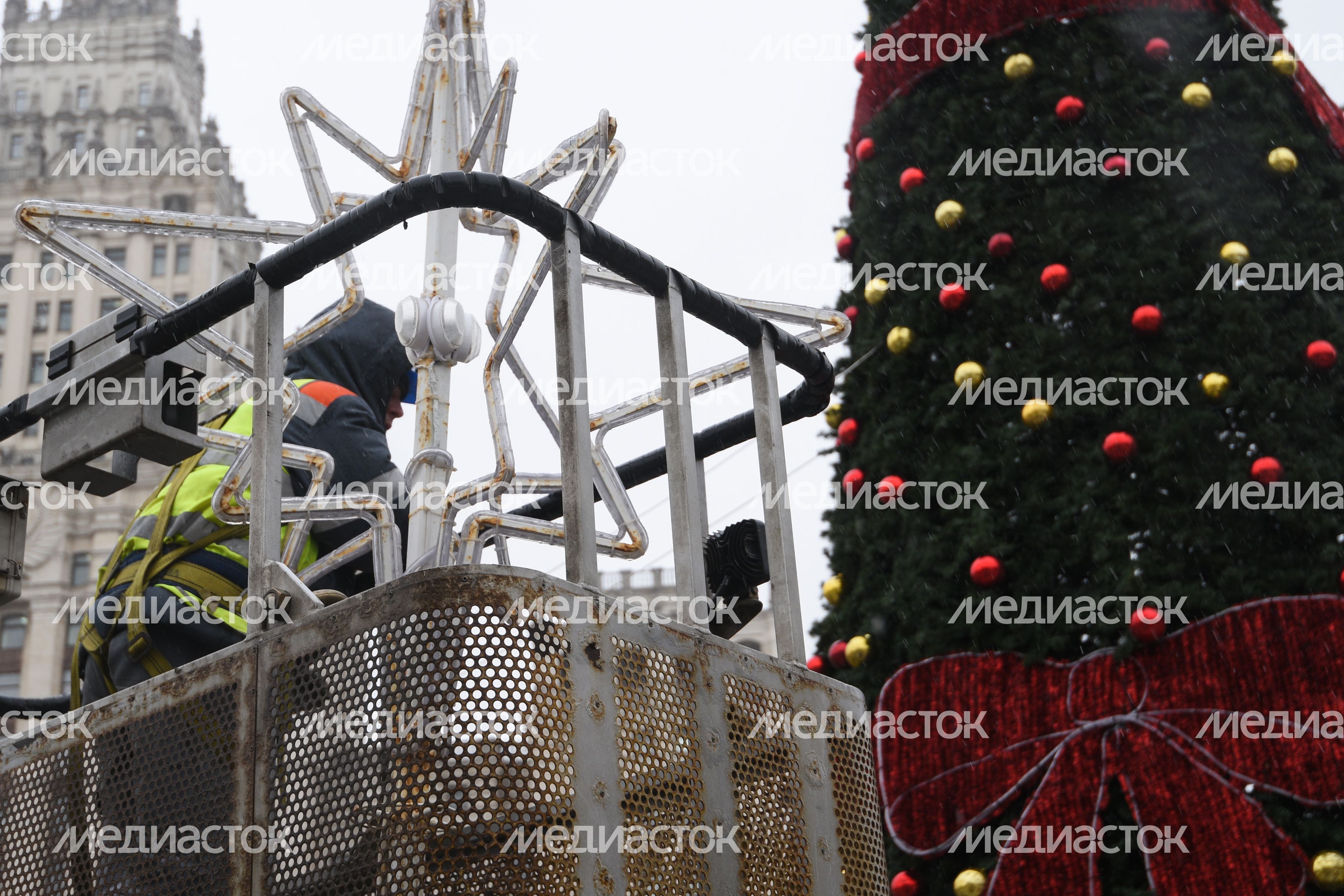 Демонтаж и складирование новогодних елок в Москве