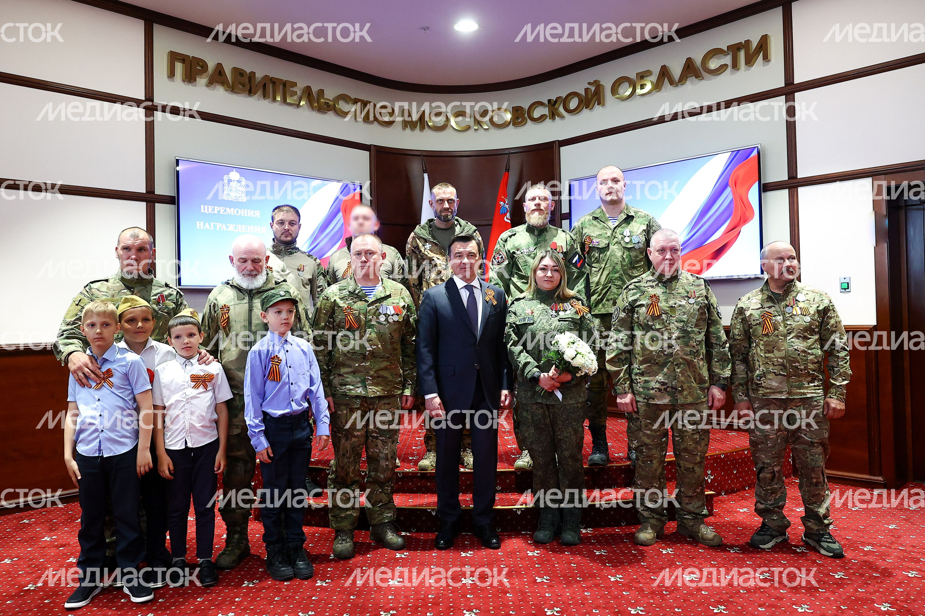 Губернатор вручил государственные награды добровольцам отряда БАРС