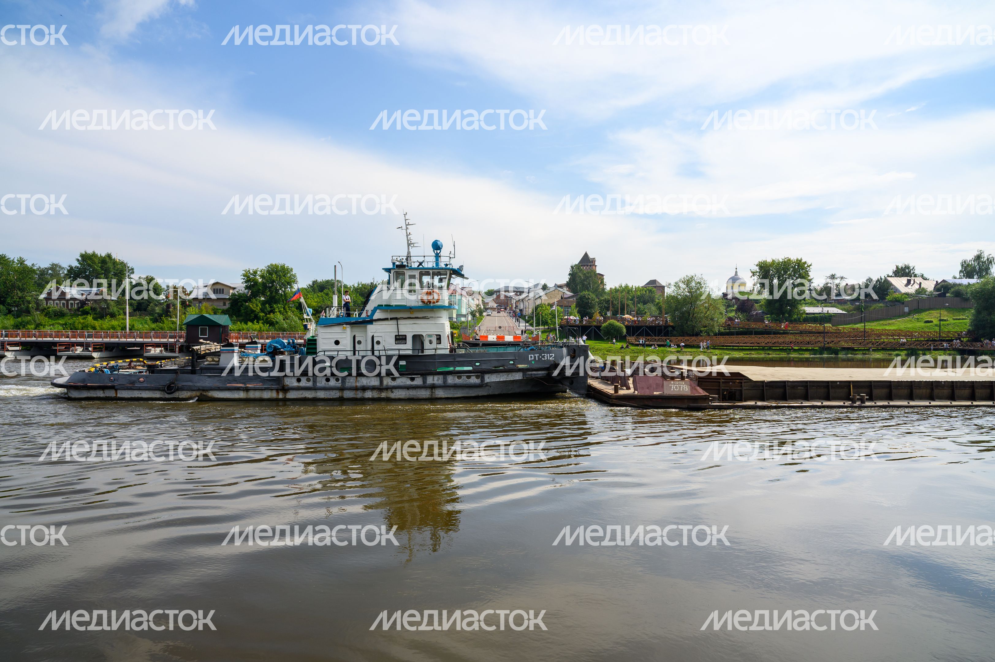 Буксир проходит по Москве-реке после раздвижения наплавного Бобреневского моста в Коломне