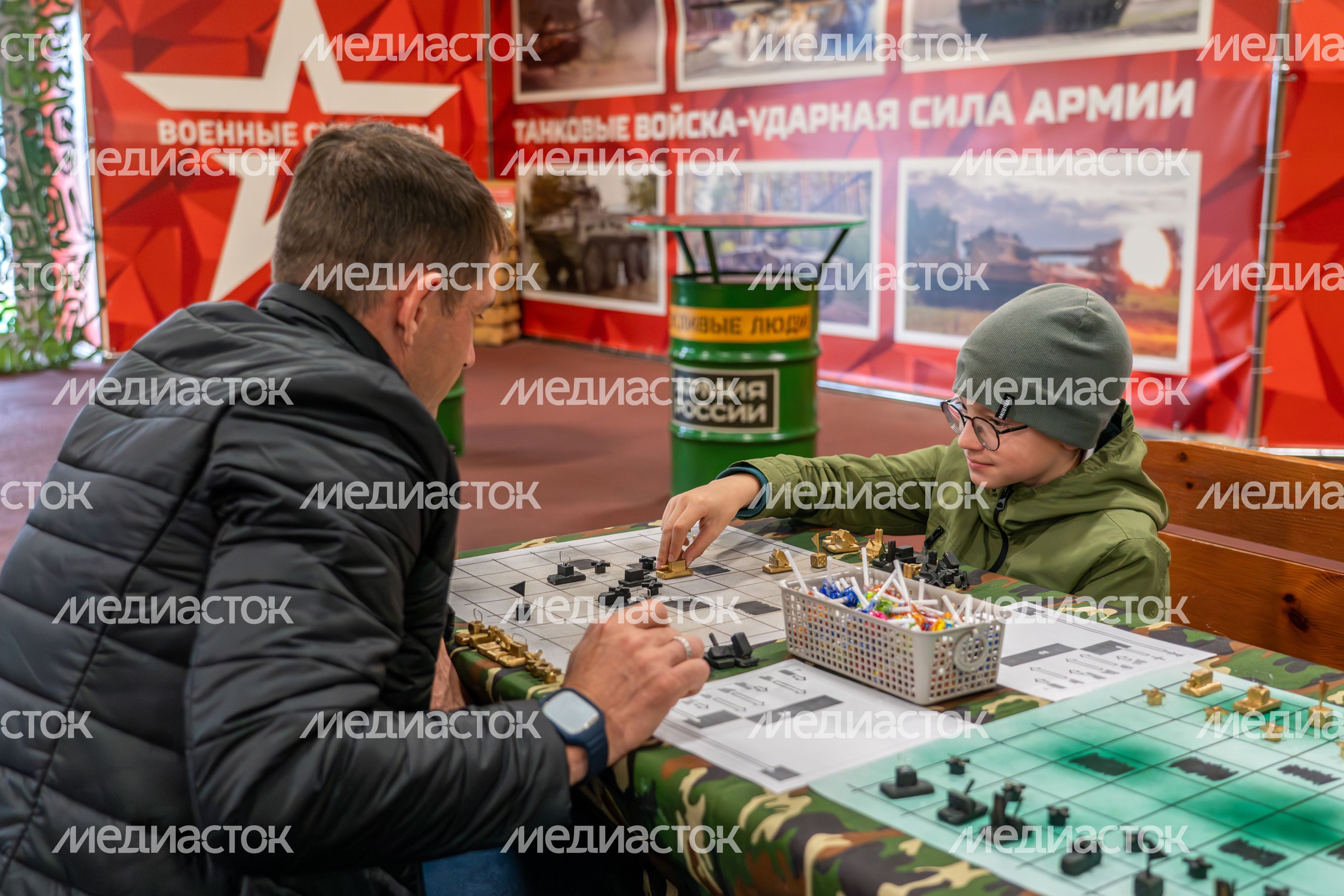 Игра в шахматы фигурами танков на праздновании Дня танкиста в Центральном парке «Патриот» Одинцовского округа Игра в шахматы фигурами танков на праздновании Дня танкиста в Центральном парке «Патриот» Одинцовского округа