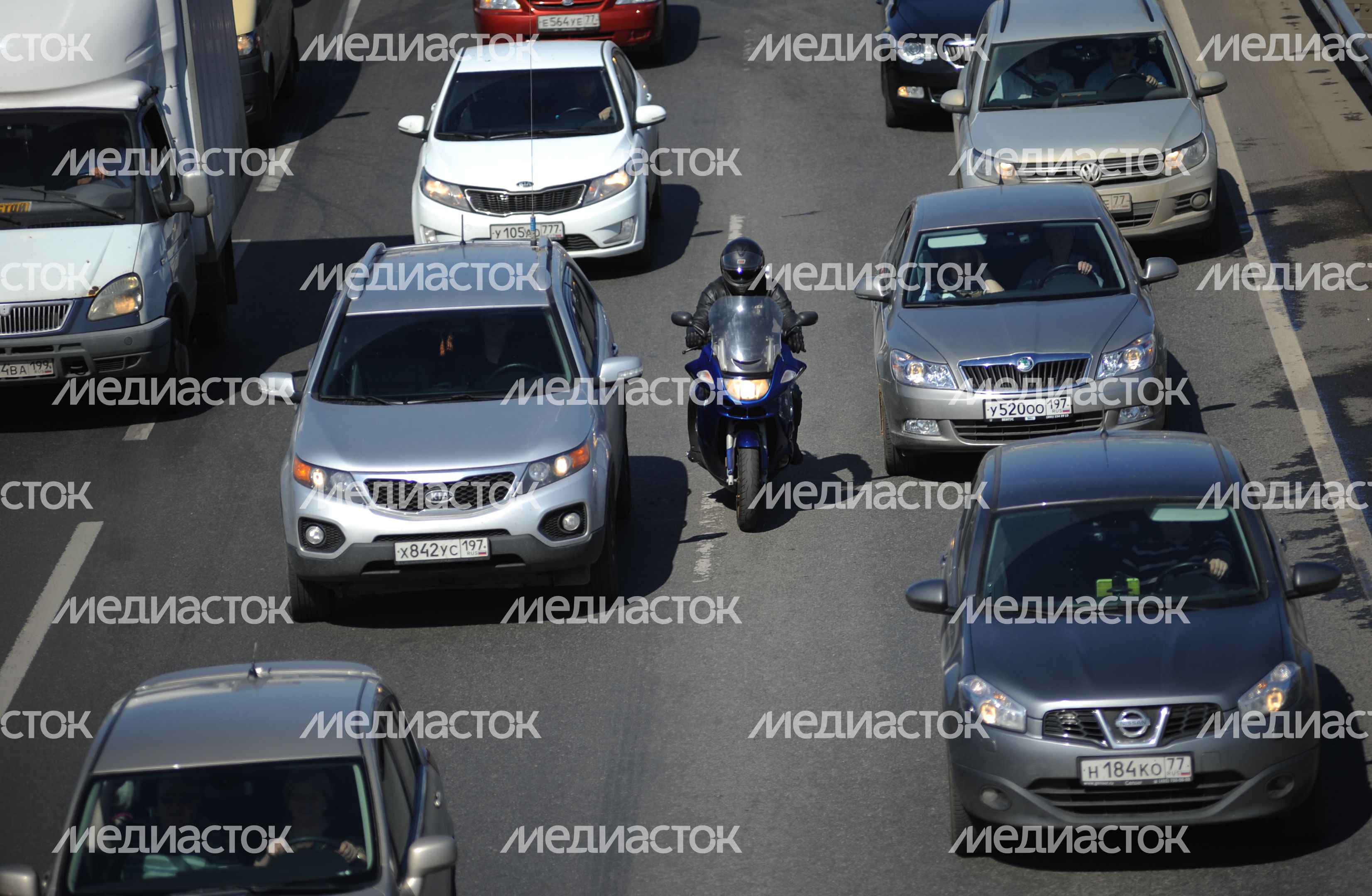 Автомобильное движение по Калужскому шоссе в Москве