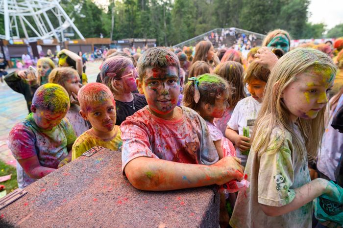 Фестиваль красок Holi Dance в Наташинском парке в Люберцах