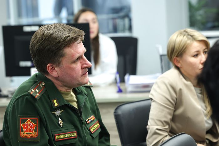 Губернатор провел телемост с военнослужащими полка Московской области