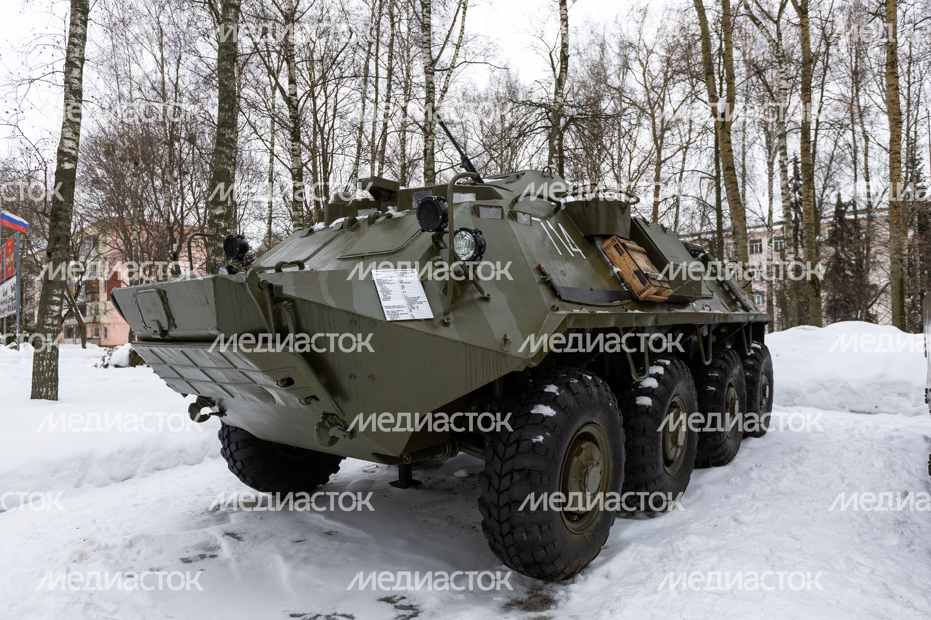 Военная техника у мемориала «Афганская война и СВО» в Бронницах