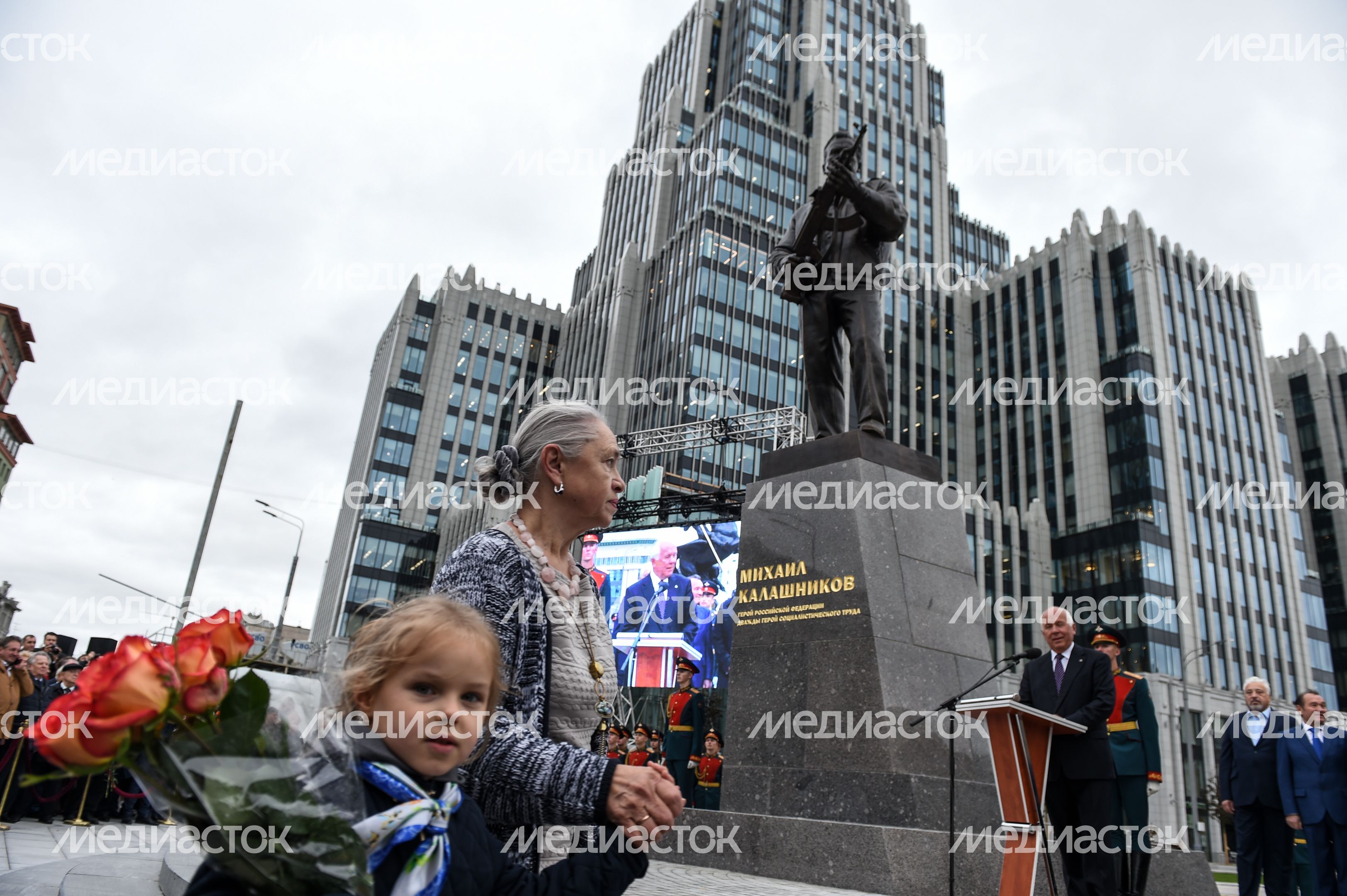 В Москве торжественно открыли памятник Михаилу Калашникову