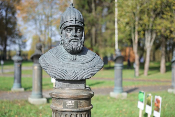 Бюст Андрея Боголюбского в Аллее правителей в усадьбе Татищева под Солнечногорском