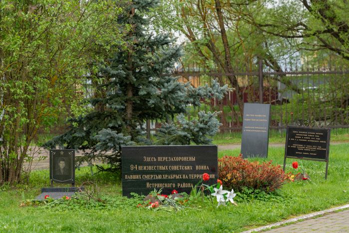Перезахоронение останков советских солдат на территории Ленино-Снегиревского военно-мемориального комплекса