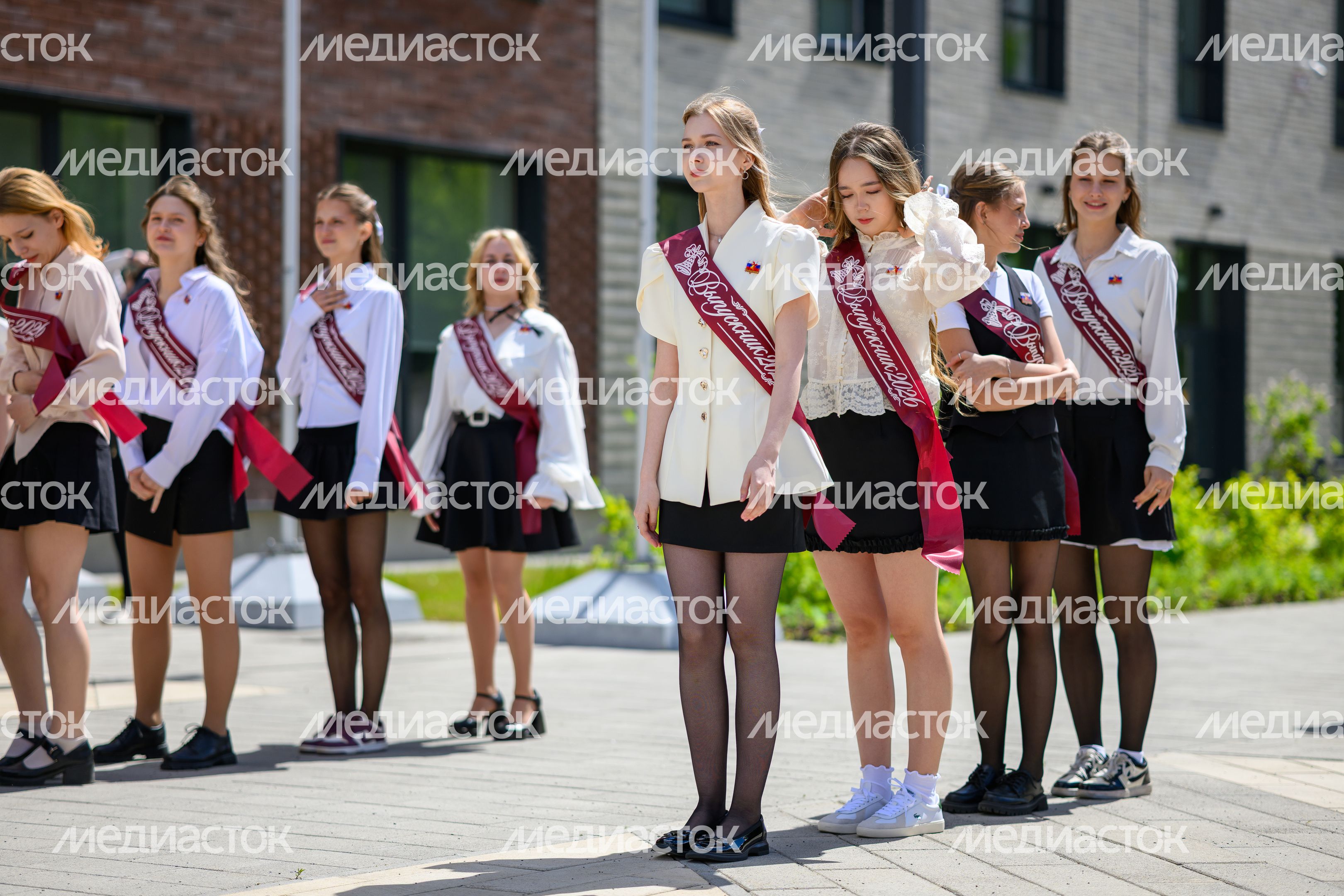Последний звонок в гимназии №41 - корпусе «Феникс» в ЖК «Жулебино парк» города Люберцы Последний звонок в гимназии №41 - корпусе «Феникс» в ЖК «Жулебино парк» города Люберцы