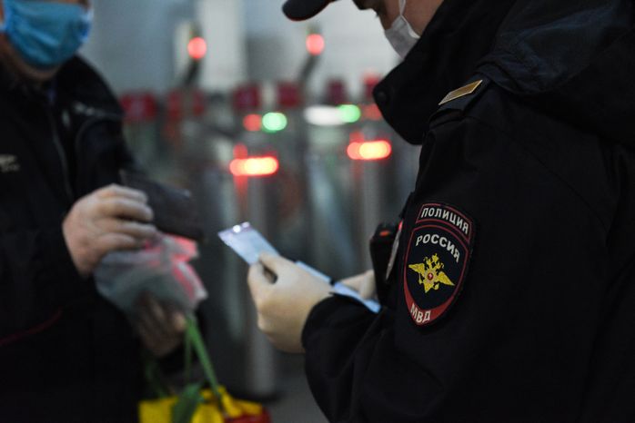 Проверка электронных пропусков в московском метро