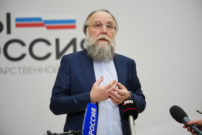 Александр Дугин выступает перед участниками молодежного форума "На государственной службе"