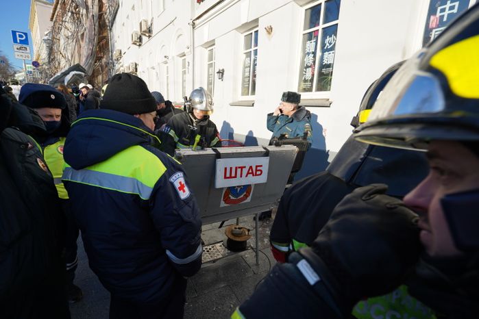 Кадры с места обрушения строительных лесов на Лубянском проезде в Москве