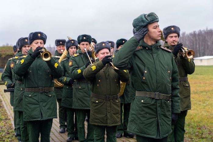 Военный оркестр на возложении цветов к могиле Неизвестного солдата на Бородинском поле