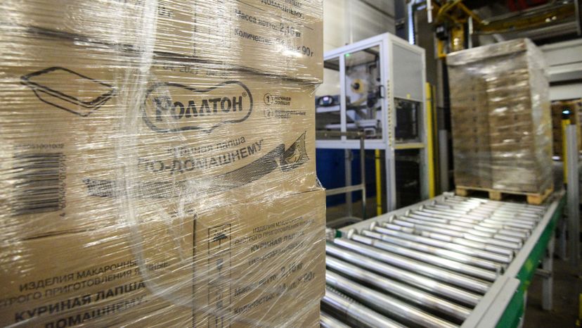 Производство лапши быстрого приготовления «Роллтон» на заводе компании «Маревен»