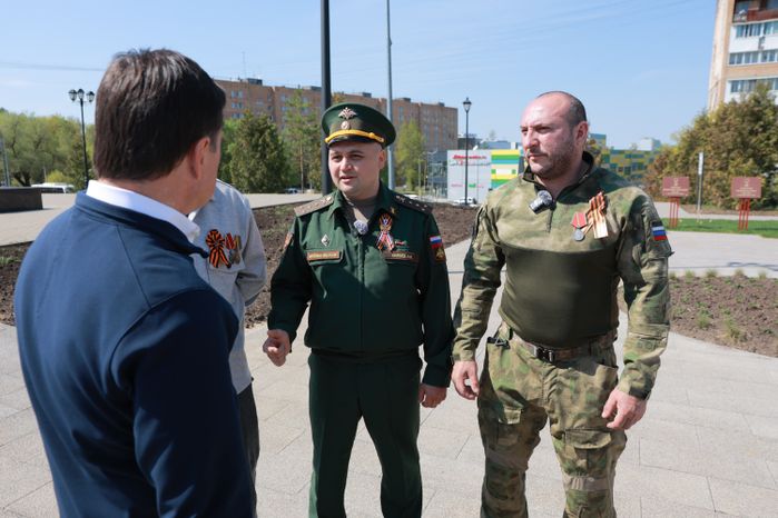 Андрей Воробьев вместе с ветеранами СВО возложил цветы к стеле в Можайске
